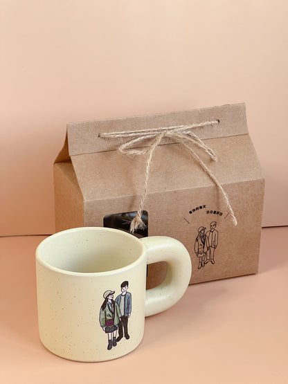 【似顏繪訂製款】米黃細點胖胖手把馬克杯禮盒｜部分工作室